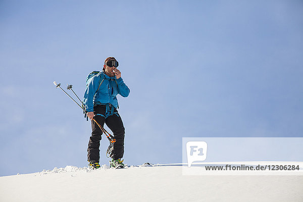 Skilangläufer isst ein Stück Schnee im North Cascades National Park  Washington State  USA