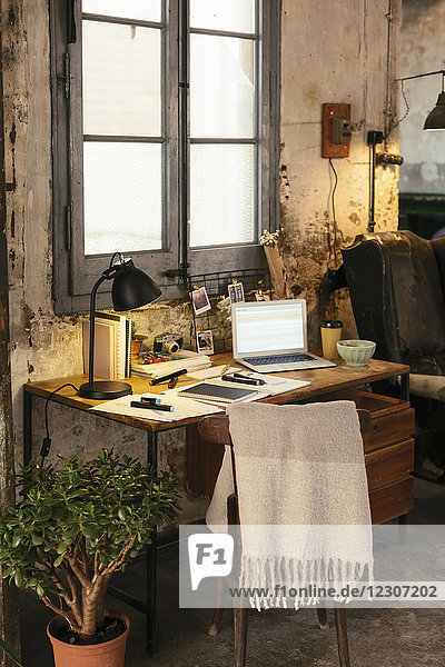 Home Office mit Laptop im Loft