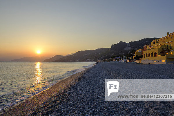 Italien  Ligurien  Riviera di Ponente  Finale Ligure  Sonnenuntergang am Strand Varigotti