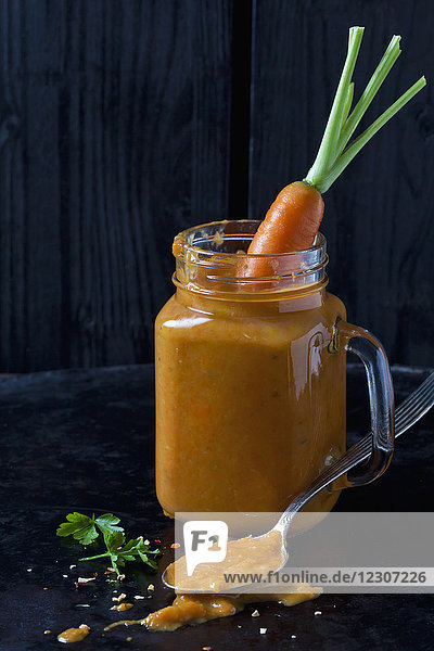 Karottensuppe und Karotte im Glas