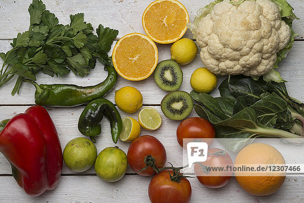 Verschiedene Früchte und Gemüse mit Vitamin C
