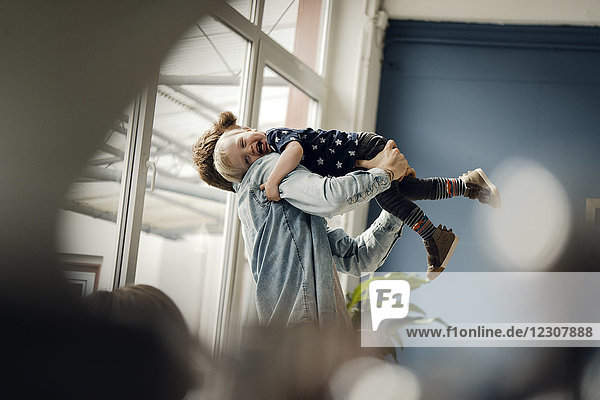 Vater und Sohn haben gemeinsam Spaß zu Hause.