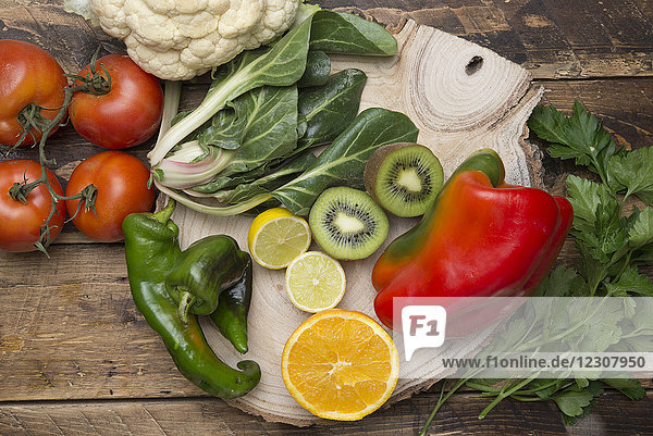 Verschiedenes Obst und Gemüse mit Vitamin C auf Holz