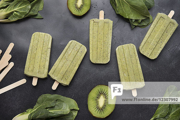 Hausgemachte Kiwi Mangold Eis am Stiel