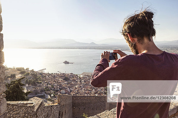Griechenland  Peloponnes  Argolis  Nauplia  Argolischer Golf  Mann fotografiert Blick auf Burg Bourtzi