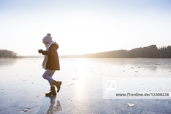 Deutschland  Brandenburg  Straussee  Mädchen  die auf dem zugefrorenen See spazieren gehen