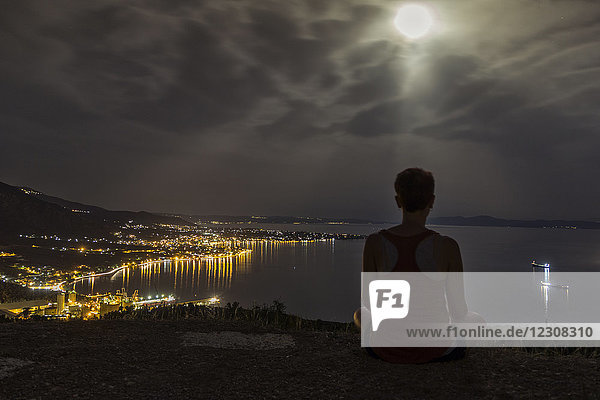 Griechenland  Pagastischer Golf  Frau genießt Blick auf Volos bei Nacht  Vollmond
