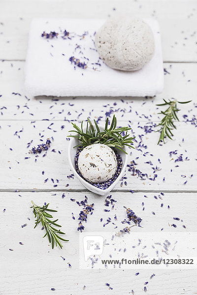 Lavendelblüte und Rosmarinseifenkugel mit Naturbimsstein und Handtuch