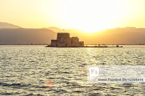Griechenland  Peloponnes  Argolis  Nauplia  Argolischer Golf  Blick auf Burg Bourtzi bei Sonnenuntergang