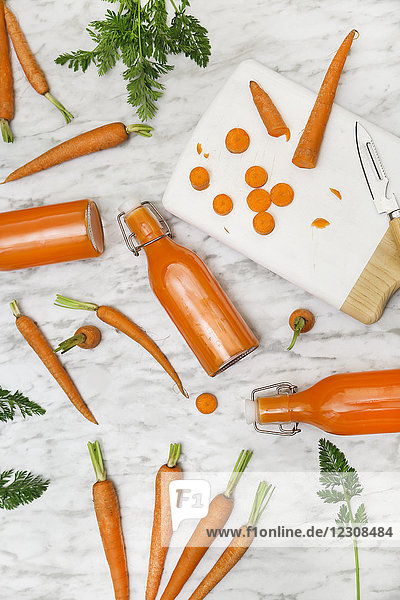 Hausgemachter Karottensaft in Flaschen