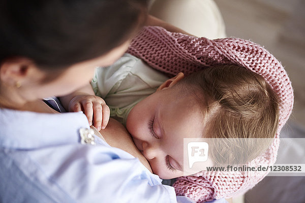 Mutter stillt ihr Baby