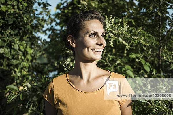 Porträt einer lächelnden Frau in der Natur