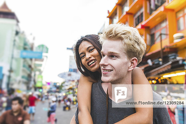 Thailand  Bangkok  Khao San Road  Porträt glücklicher Freunde