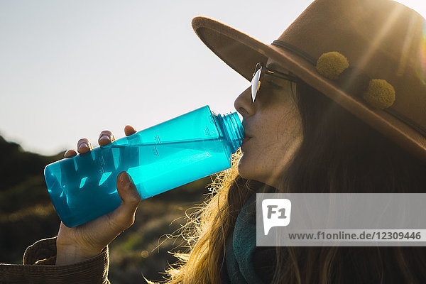 Frau auf Wanderung mit Trinken aus der Wasserflasche