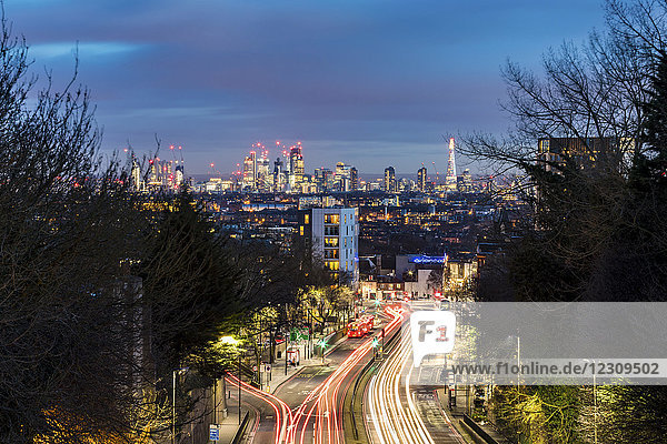 UK  London  Panoramablick auf die Stadt mit belebter Straße im Vordergrund bei Dämmerung