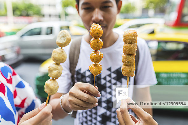 Thailand  Bangkok  Gruppe von Freunden beim Essen  Nahaufnahme