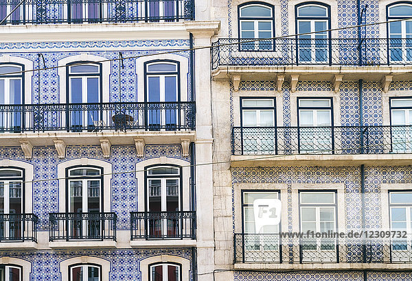 Portugal  Lissabon  Fassaden von zwei Mehrfamilienhäusern  Teilansicht