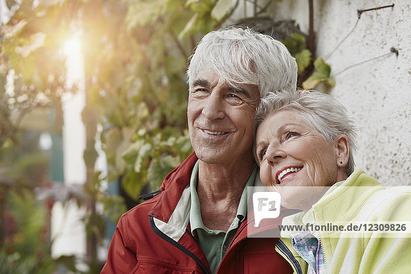 Porträt eines lächelnden Seniorenpaares in der Abenddämmerung