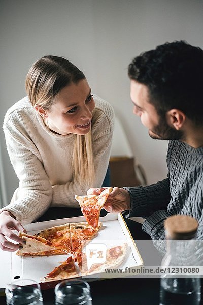 Paare essen Pizza zum Mitnehmen