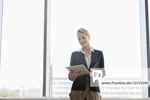 Portrait einer Geschäftsfrau im Büro mit digitalem Tablett