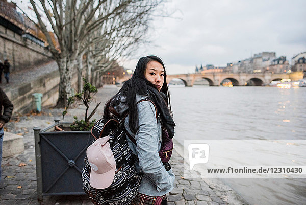 Porträt einer jungen Touristin an der Seine  Paris  Frankreich