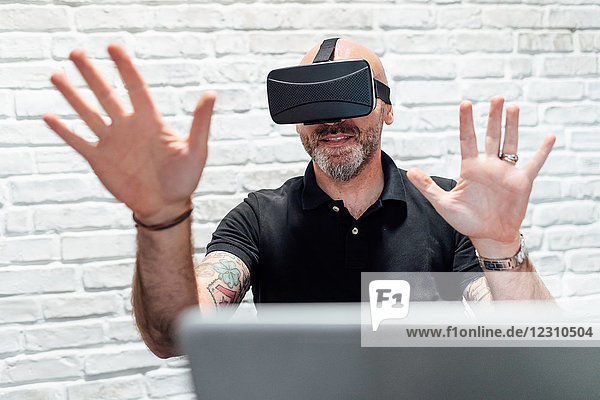 Mann mit Virtual-Reality-Headset