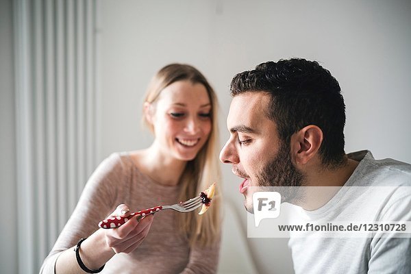 Paare teilen sich Pfannkuchen