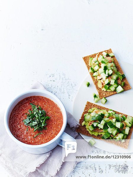 Gazpacho Lachs Gurke Roggenkräcker