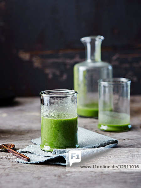 Grünkohl- und Kiwifrucht-Grün-Smoothie im Glas