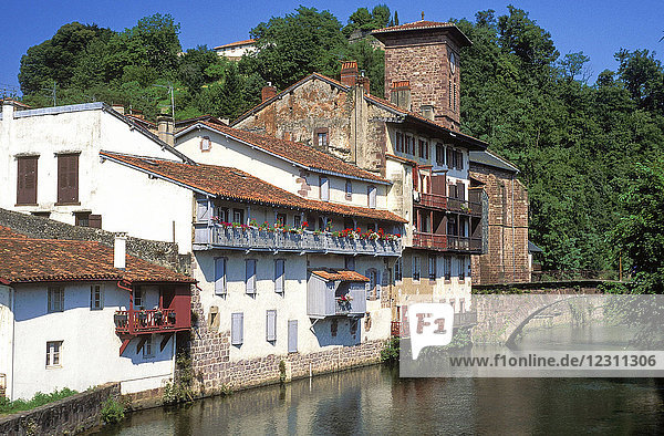 Frankreich  Pyrenäen-Atlantiques  Baskenland  Häuser am Ufer des Flusses Nive in Saint-Jean-Pied-de-Port (als schönstes Dorf Frankreichs bezeichnet)