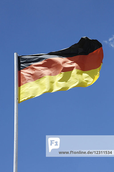 USA. Arizona. Die deutsche Flagge schwebt am Himmel.