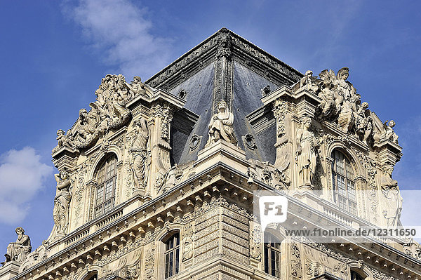 Frankreich  Paris  Louvre-Palast  Detail eines Daches mit geschnitzten Fenstern