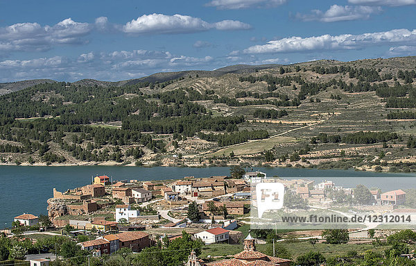Spanien  Autonome Gemeinschaft Aragonien  Stausee Tranquera und Dorf Nuevalos