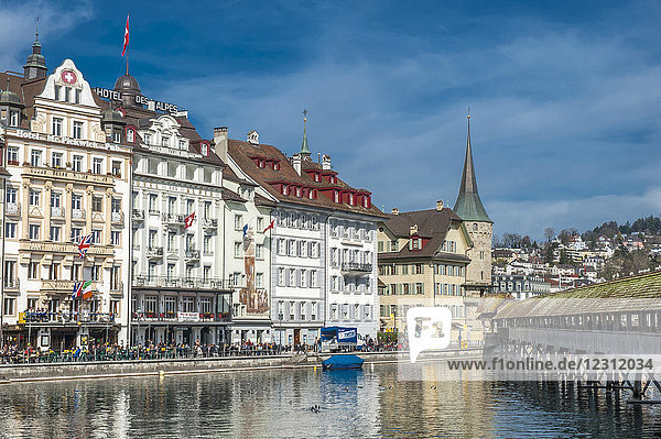 Schweiz  Luzern  Hotel des Alpes und Kapellenbrücke über die Reuss