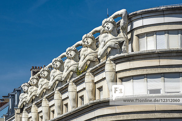 Frankreich  Paris  12. Bezirk  Barockgebäude mit der Nachbildung einer Skulptur von Michelangelo (Architekt Munez Yanovski)