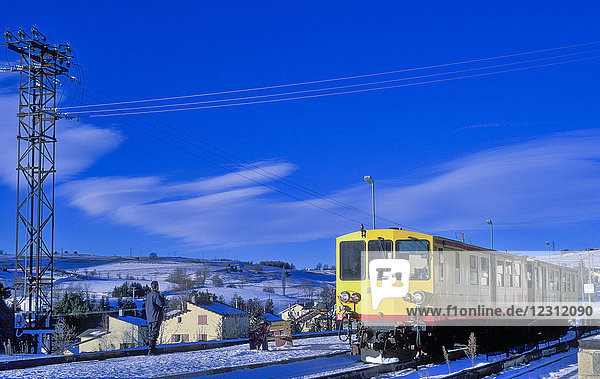 Frankreich  Pyrenees Orientales  Bahnhof Mont-LLouis  gelber Zug (UNESCO-Welterbe)