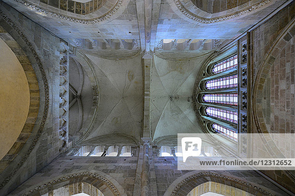 Europa  Frankreich  Decke und Glasmalerei der Abtei von Vezelay in Burgund