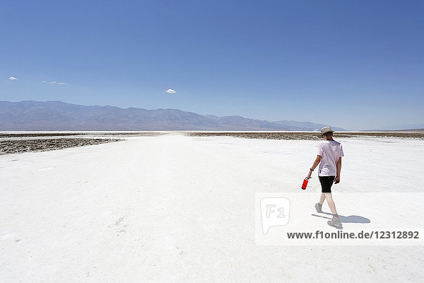 USA. California. Death Valley. Badwater. Sea of ??salt. Tourist (12 years old) during the hike  under the heat.