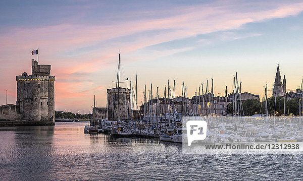 Frankreich  Charente-Maritime  La Rochelle  der Vieux Port mit den Türmen von La Lanterne  La Chaine und Saint Nicolas
