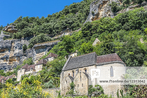 Frankreich  Dordogne  La Roque Gageac (als schönstes Dorf Frankreichs bezeichnet)  Kirche und Häuser an der Steilküste'.
