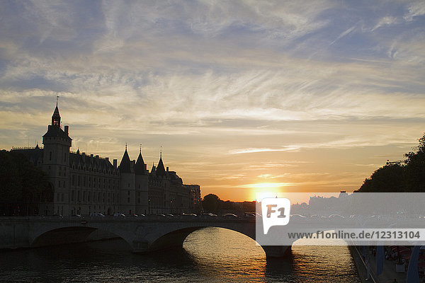 Frankreich  Paris  Sonnenuntergang in der Conciergerie und auf der Pont au Change.