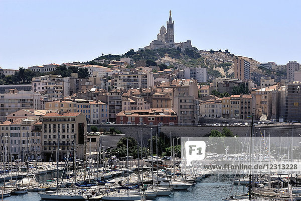 Frankreich  Südostfrankreich  Marseille  Basilika Notre-Dame de la Garde  Blick vom alten Hafen