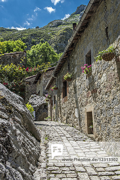 Spanien  Nationalpark Los Picos de Europa  Bulnes-Gebirge  Häuser des Dorfes Bulnes  Tiefblick