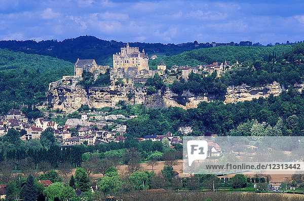 Frankreich  Dordogne  Baynac-et-Cazenac (ausgezeichnet als schönstes Dorf Frankreichs )  Festung'