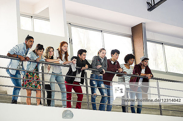 Eine Gruppe von Studenten steht zusammen auf dem Zwischengeschoss und beobachtet die Veranstaltung