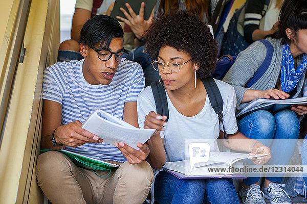 College-Studenten lernen zwischen den Vorlesungen