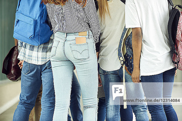 Gruppe von Studenten in Jeans gekleidet  Ausschnitt von hinten