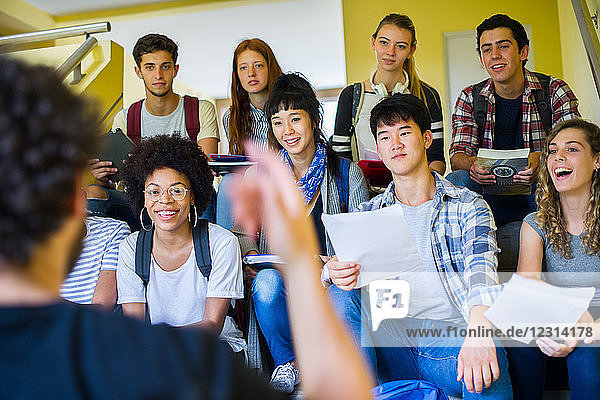 Gruppe von College-Studenten  die einer informellen Vorlesung zuhören