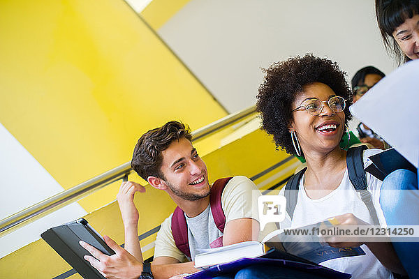 College-Studenten lachen beim Lernen zwischen den Vorlesungen