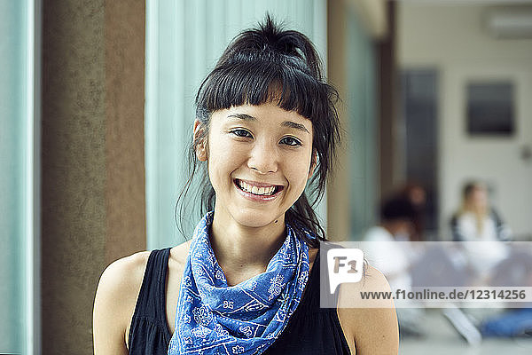 Fröhlich lächelnde Studentin  Porträt